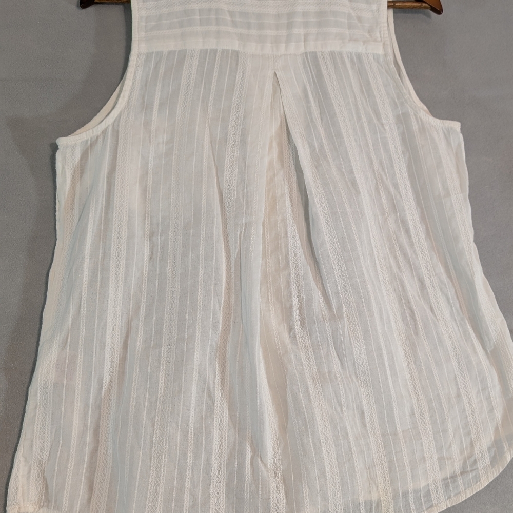 Sleeveless White Button-Up Blouse - Picture 2 of 9
